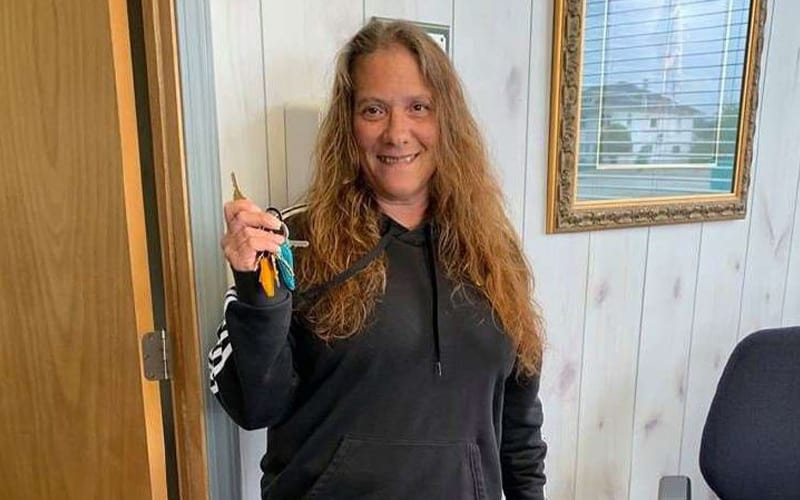 woman holding keys